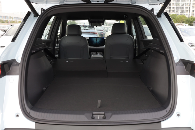 比亚迪宋pro混动车型
请各位车友注意比亚迪宋 pro 混动车型
后备箱选装了有