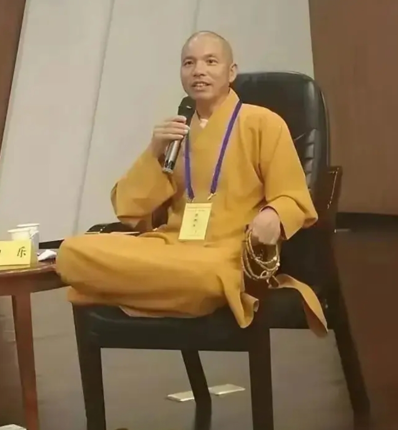 身为一名僧人，应该怎么坐才合乎僧人身份，特别是拥有住持头衔的僧人？
图一是白马寺