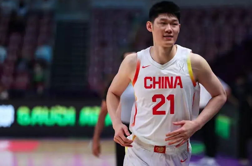 中国男篮官方发文：“胡金秋是中国男篮沉默基石，热血担当，也是中国男篮的新领袖”。