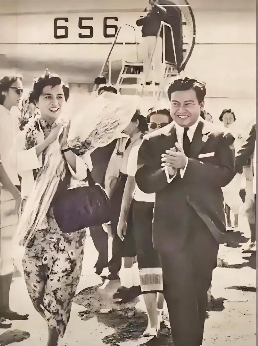 1958年，张茜率团到访柬埔寨，首相西哈努克到机场迎接。