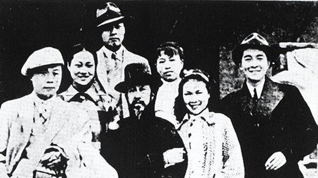 他是江青的前夫，解放后担任首任天津市长，儿子后来官至正国级