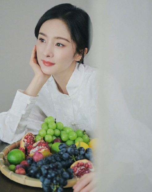 杨幂国风诗意大片释出，纯白宁静邂逅岁月静好