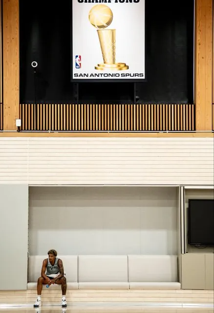 刚刚被马刺裁掉的杰里米-索汉在个人社媒上发文，告别自己的母队马刺。
索汉在动态当