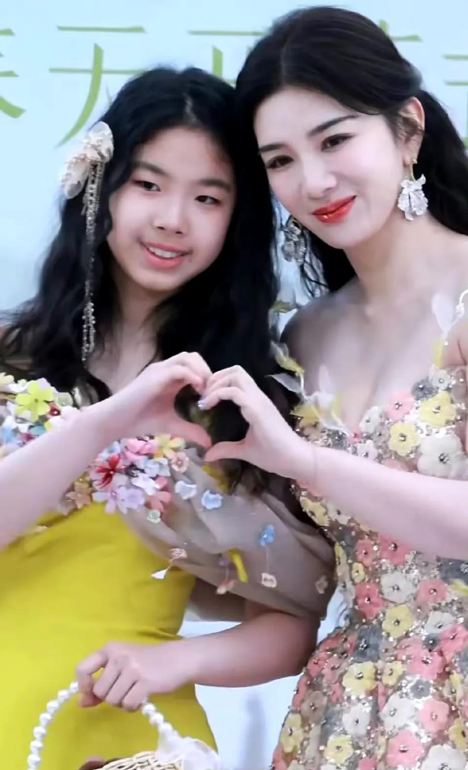 找对象真的不能找丑的[尬笑]
不信看黄奕的女儿就知道了。
才12岁的黄芊玲有个“