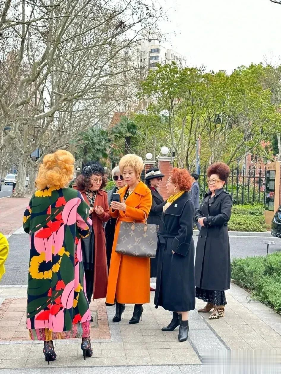 这是网友拍到的上海的退休阿姨们聚会！
这大上海的退休阿姨， 就是时髦， 就是敢穿