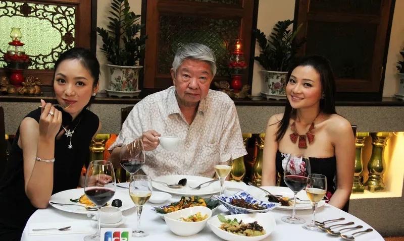 主持人问蔡澜：怎么才能交到漂亮的女朋友？
他回答；不要找太漂亮的开始入手，不管是