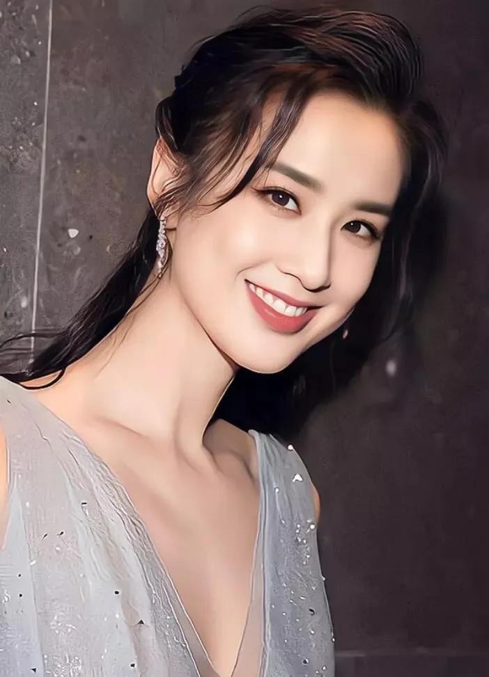 在综艺《是女儿是妈妈》里，黄圣依聊起初恋时可不好意思了。主持人问她是不是大学谈的