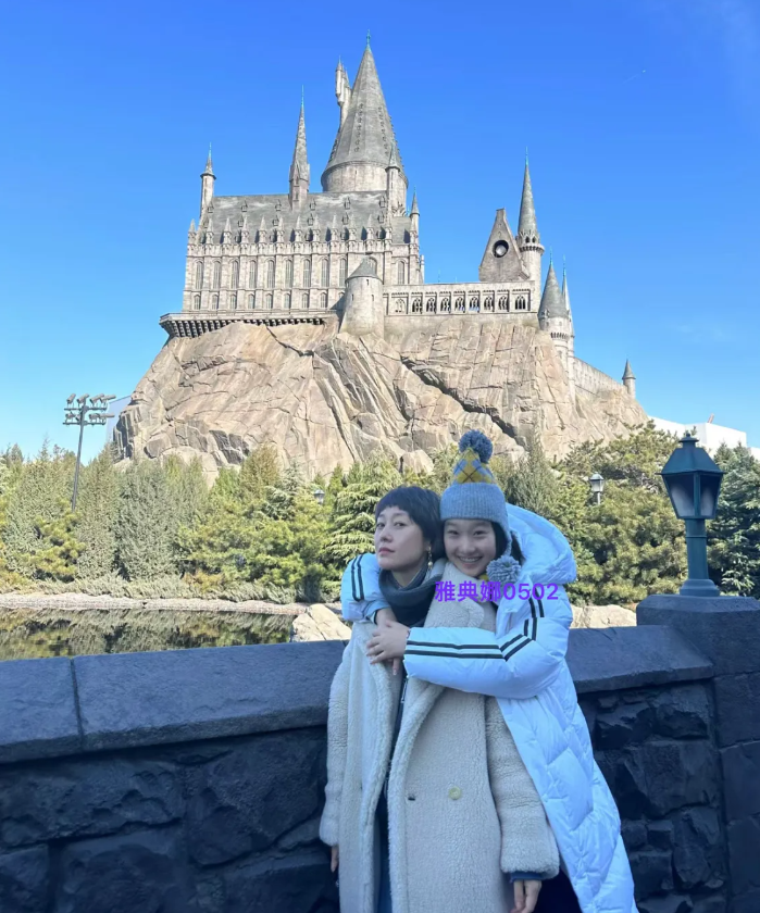 马伊琍的大女儿发了跟妹妹的合影
15岁的文君竹已经长成了亭亭玉立的大姑娘，个子比