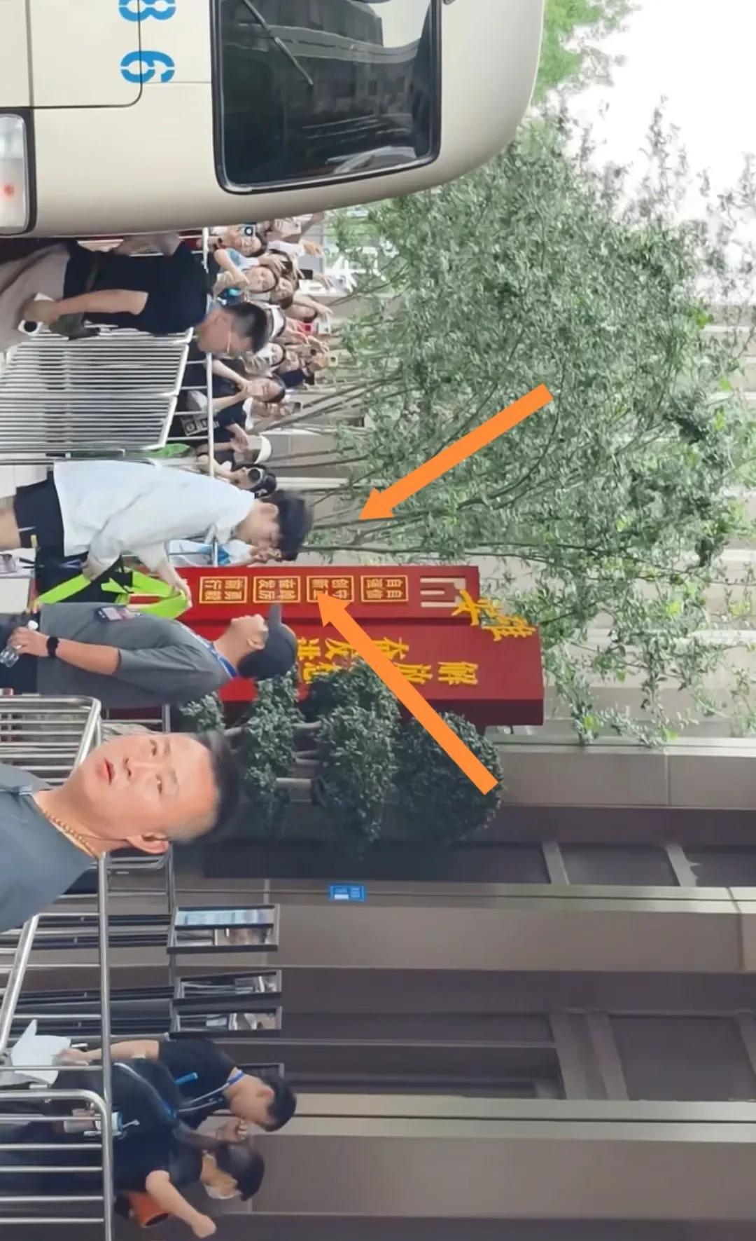 雄安会展大酒店门口，人海如潮，都在蹲点想亲眼目睹王楚钦这个帅小只……
保安今天都