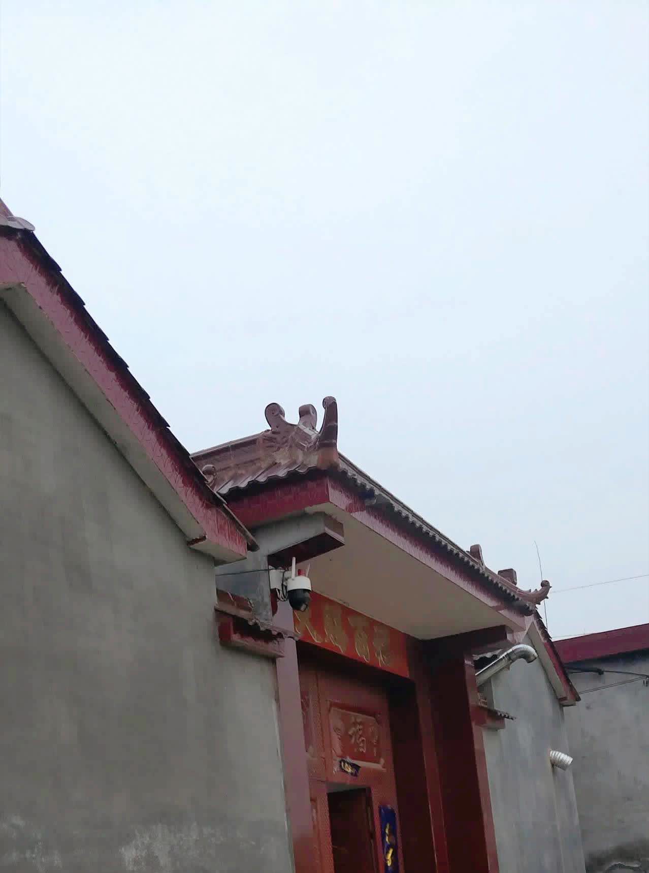 最近回老家发现个怪现象：谁家要是在大门口装个摄像头，立马就没人去串门了！我十婶家