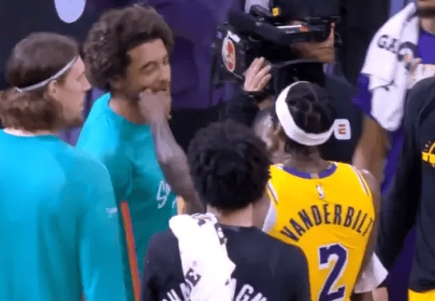 NBA常规赛，湖人客场91-107不敌马刺。
据马刺篮球媒体SpursCultu