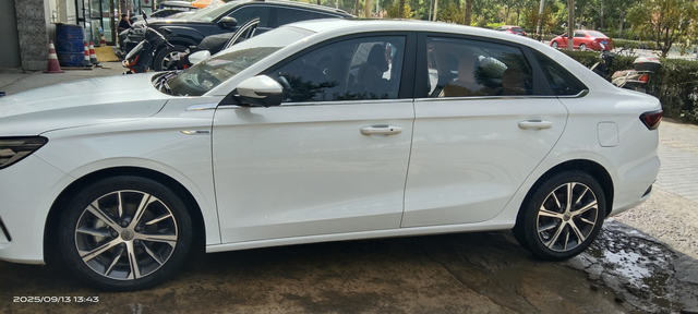 你们的车怎么问题那么多
我22年的，尊贵版，当时落地九个，现在8万六千多公里，只