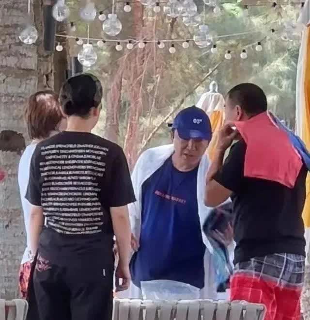 近日，影帝黄渤带家人在海南游玩，一家人在一起其乐融融，黄渤穿着大裤衩，蓝色体恤衫