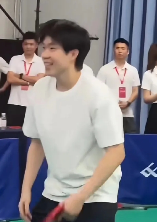 谁懂撩头发的那一下
自从某人说，头发放下来帅
他的额头好像就再也没有露过
果然头