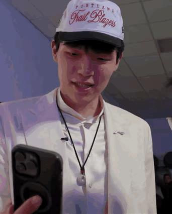 杨瀚森被开拓者选中后，很快就和球队的老板、主教练通了视频电话，显然大家都非常开心