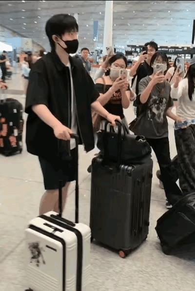 8.5，国乒出发横滨冠军赛，浩浩荡荡的一支队伍，个个都看着精神十足！
马琳和王皓