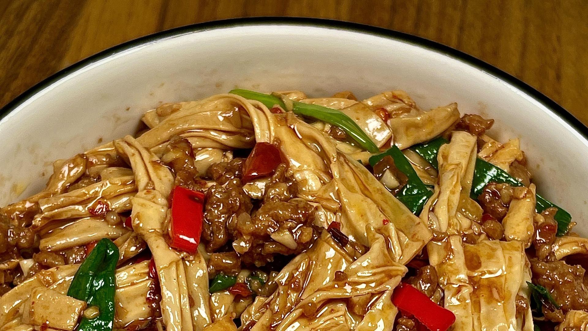 腐竹炒肉：豆香与肉香的完美邂逅！