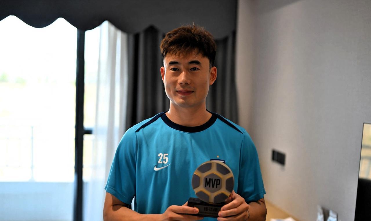 解说员袁甲在直播间爆料，武汉三镇的球员邓涵文今年合同到期，下赛季可能不会继续留在