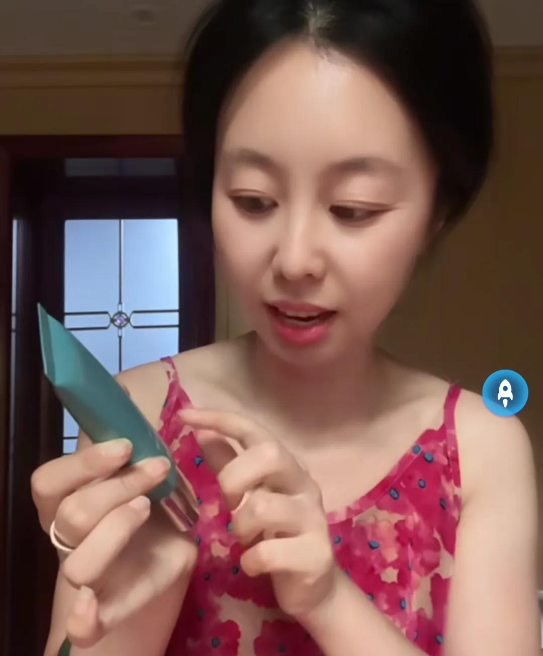 田静一大早发视频，澄清传言！
说今天马上就要到家了，
出来有十多天了，
看样子目