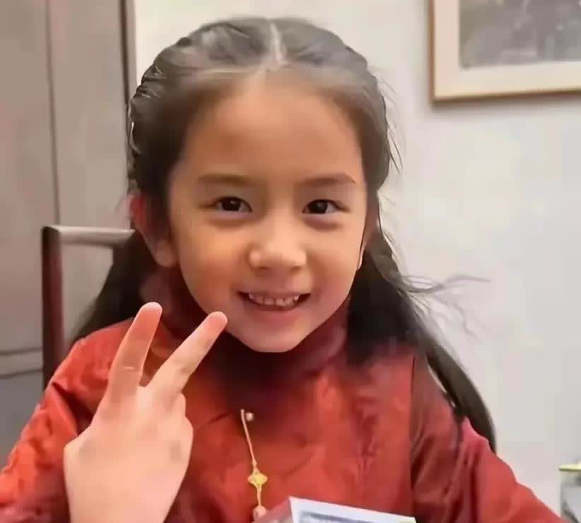 郭富城女儿的正面照最近露出来了，大伙儿一看都直夸，这小姑娘长得真俊。
 
仔