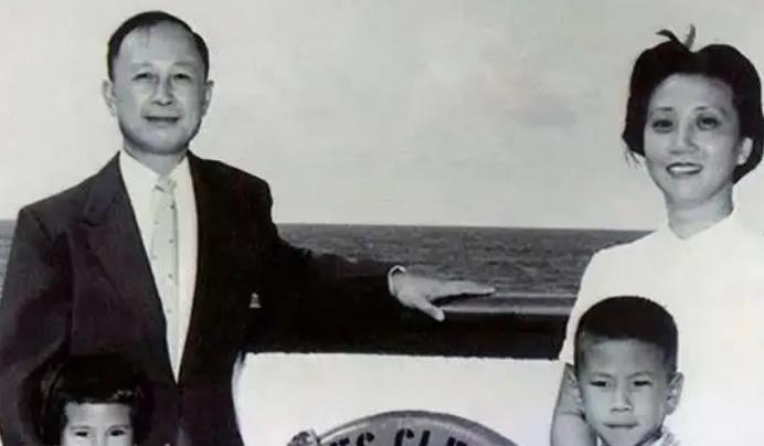 1955年，44岁的钱学森，带全家回国。船到夏威夷时，有位满头银发的老太太，指着