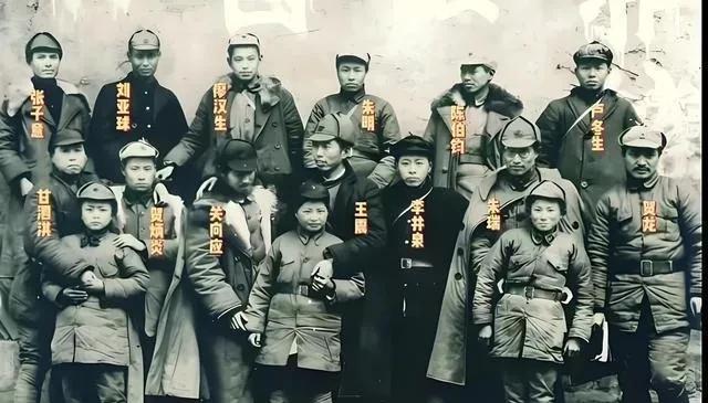 1937年10月，红二方面军部分将领们的合影留念，司令员贺龙，政委任弼时，副司令