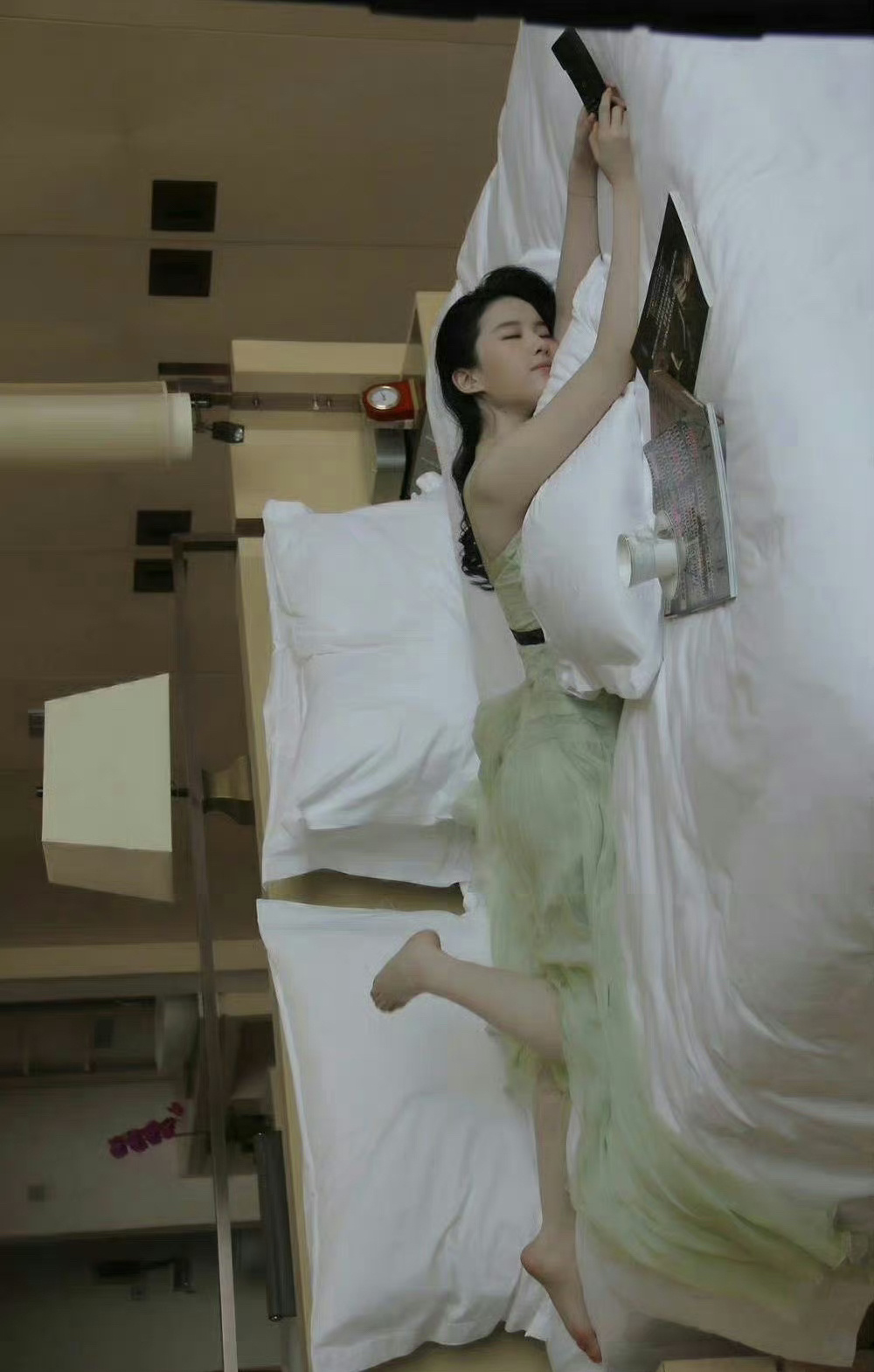 刘亦菲躺床上看书，我也喜欢