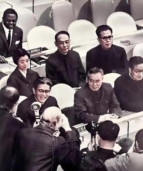 1971年
由乔冠华团长黄华副团长，率领中国政府代表团出席第26届联大会议。
照