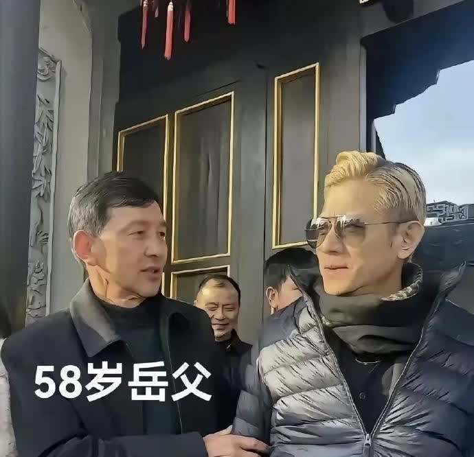 万万没想到，

郭富城居然比他老丈人还大两岁。

他的老丈人还夸过他，说