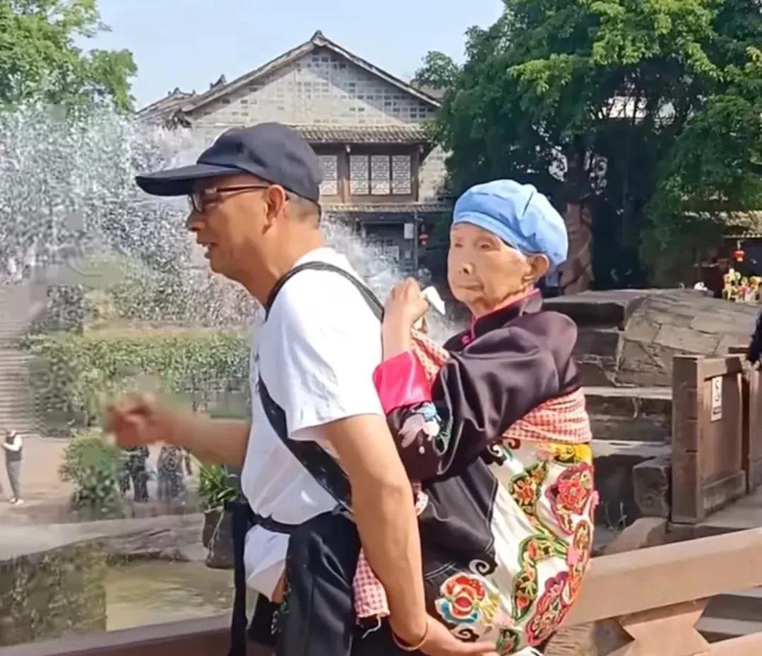 [胡瓜]看哭了！四川成都，一位大叔带母亲去逛景区，为了方便，大叔灵机一动，竟然拿