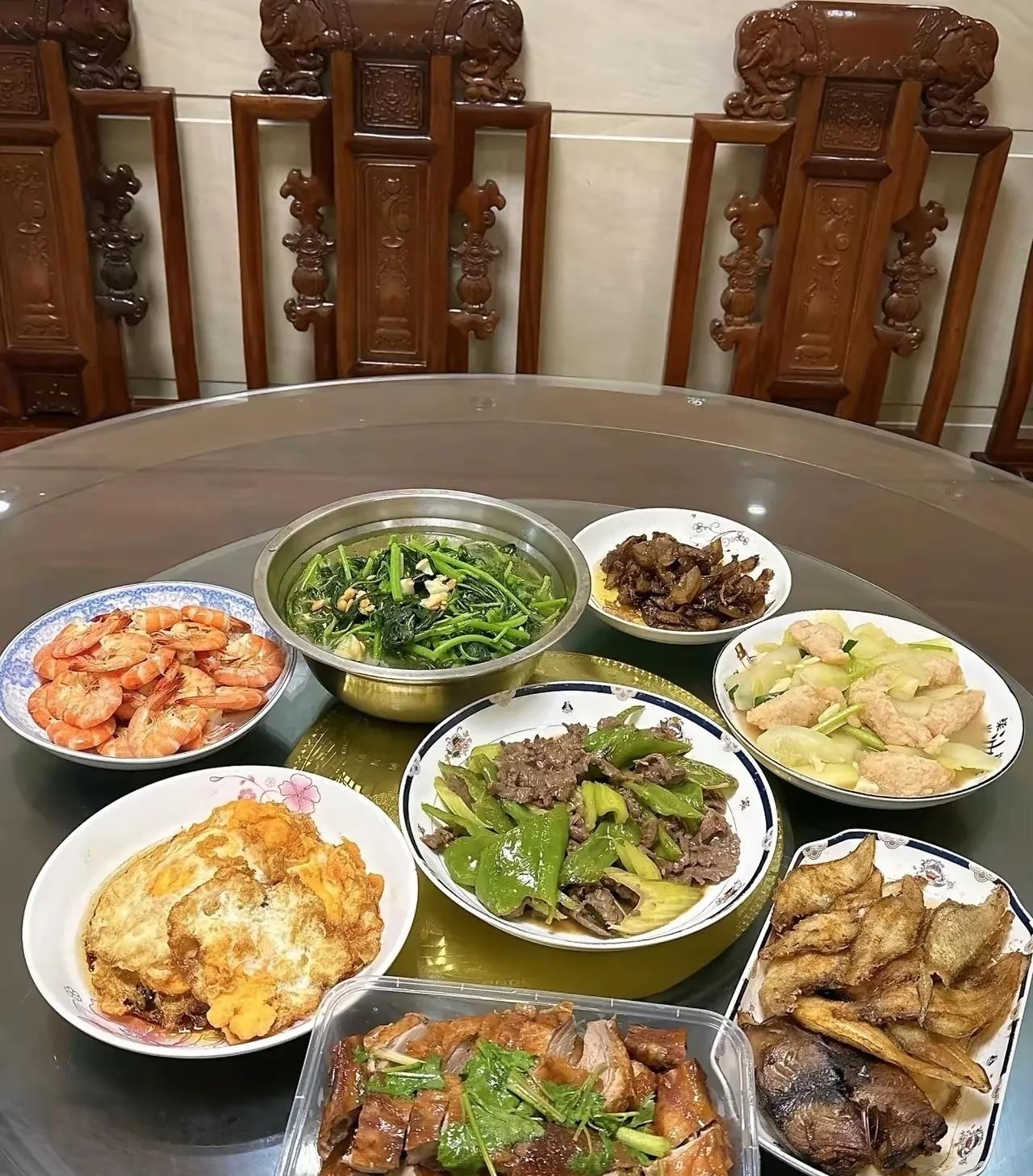 这样的饭菜，你有食欲吗？

今天中午又是老妈下厨，她每次做饭都猛放肉。瞅瞅这