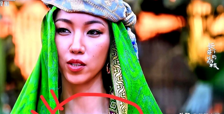《长安的荔枝》阿弥塔是女一，由那尔那茜饰演这位异邦行首。

单看那尔那茜作为演员