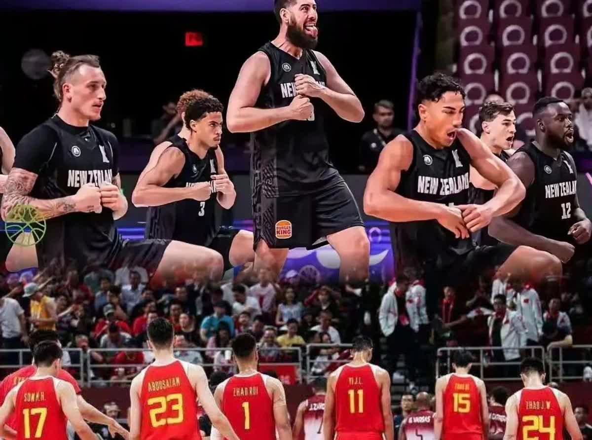 看中国男篮和新西兰男篮对决，简直像两个世界在碰撞！
新西兰球员个个肌肉紧绷，投