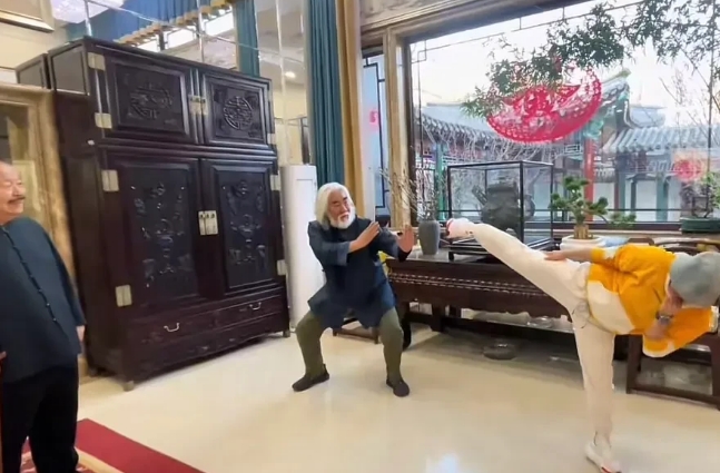 张伟丽拜访著名导演张纪中！张纪中也是懂中国功夫的，不知道张纪中能否安排一部张伟丽