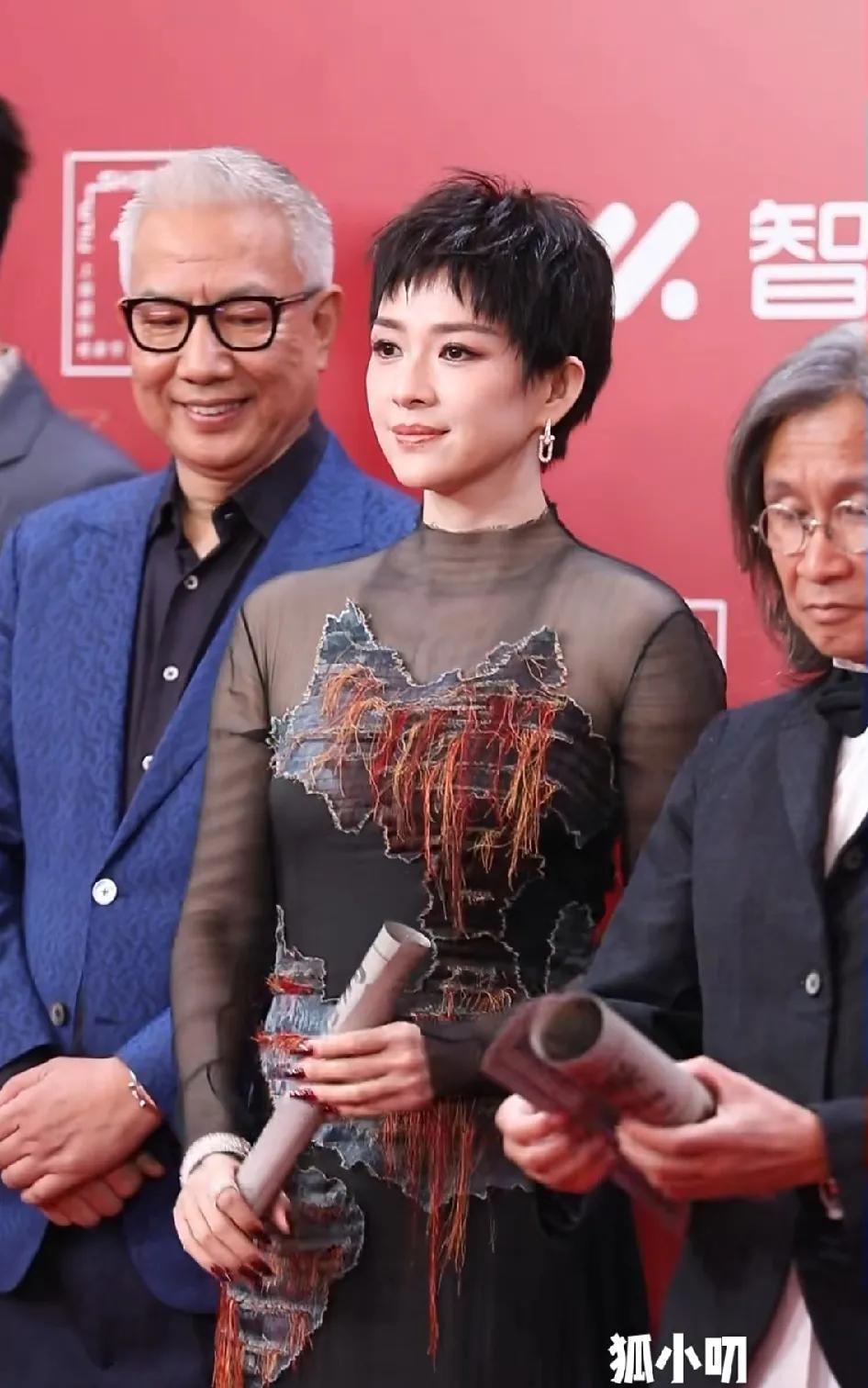 章子怡再一次证明，中年女人都爱短发！
不管你理解也好，不明白也罢，中年女人恨不得