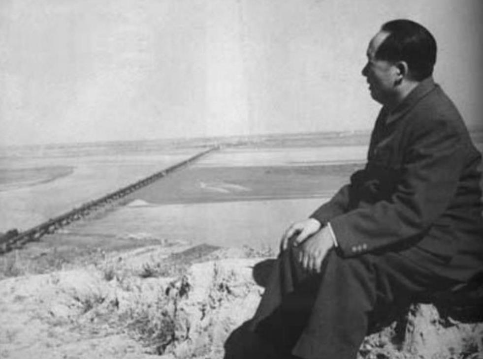 诸葛亮为何无法统一三国？毛主席的评价一针见血：他犯了三个错误。
赤壁烽烟未散，荆