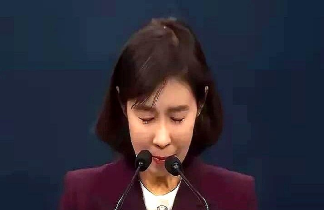 李在明今天公布了新政府的人事安排，名单里没有安贵玲，也没有朴炅美。
隔壁大妈听说