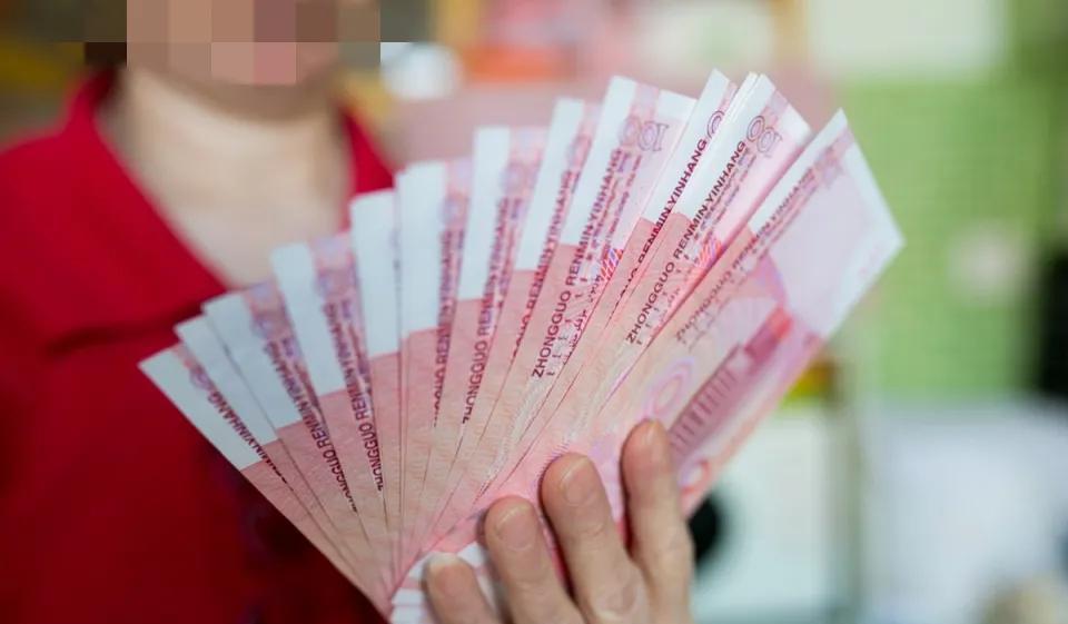 有个亲戚这回涨工资，一共涨了150多，他听说周围的人都没有涨到100的，所以他感