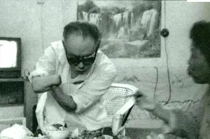 1950年长津湖战役中，17岁的朱彦夫在昏迷中被敌人划开了肚子，疼醒之后他竟然看