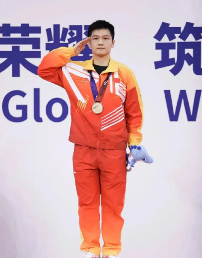 振东加入德甲，
原因无非就3点：
一，赚钱，人活世上哪有不需要钱的呢？钱不是万能