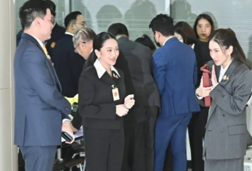 这一天，绝对是泰国政坛近年来最紧张刺激的一天！

2025年8月21日上午，被暂