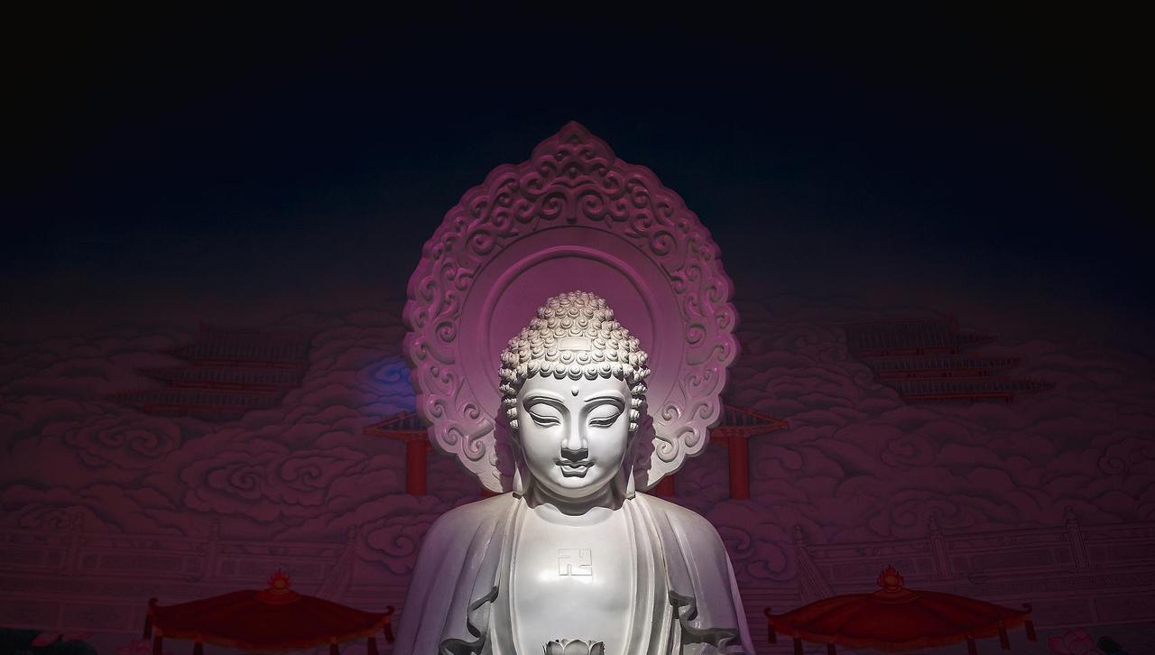 与自己和解，是向内生长；善待他人，是向外兼容。内外并修，心宽，路宽。
