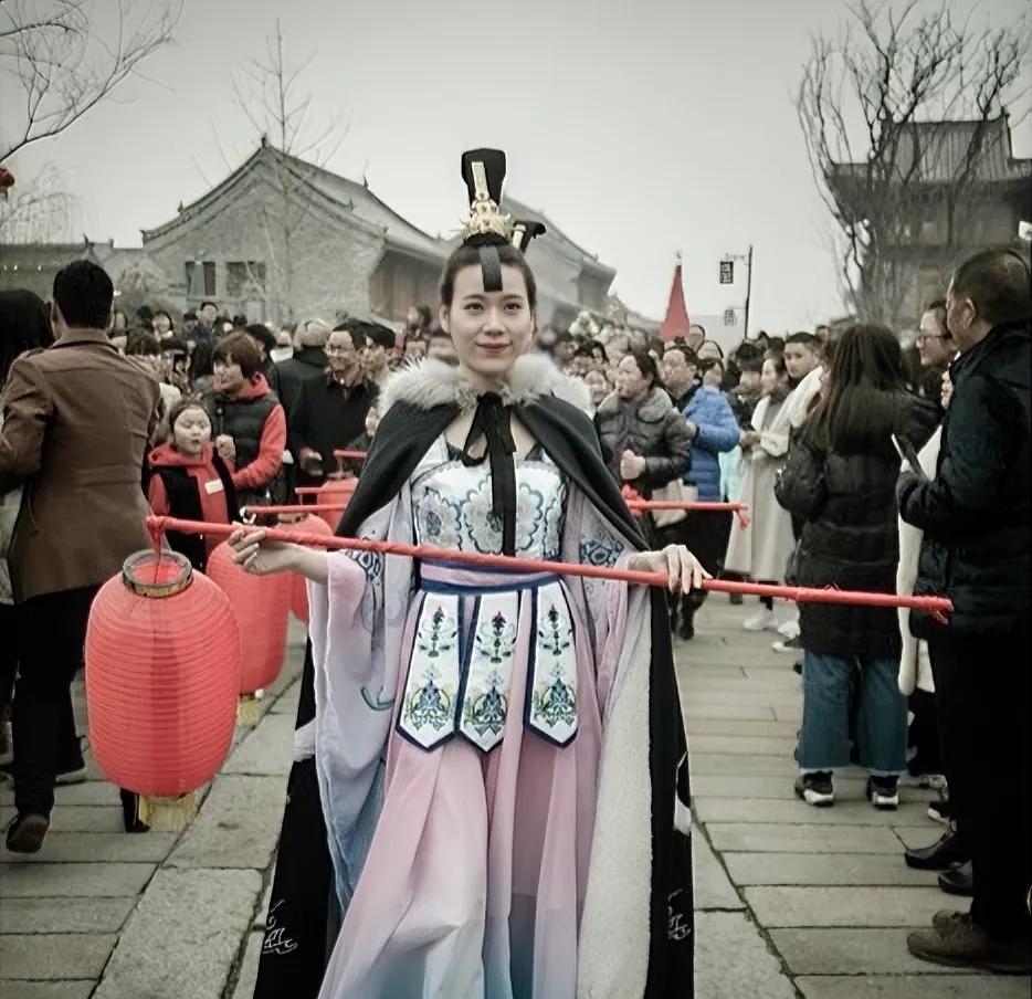 2025年4月3日，经典荧幕形象“女儿国国王”的扮演者朱琳，现身河南洛邑古城！这