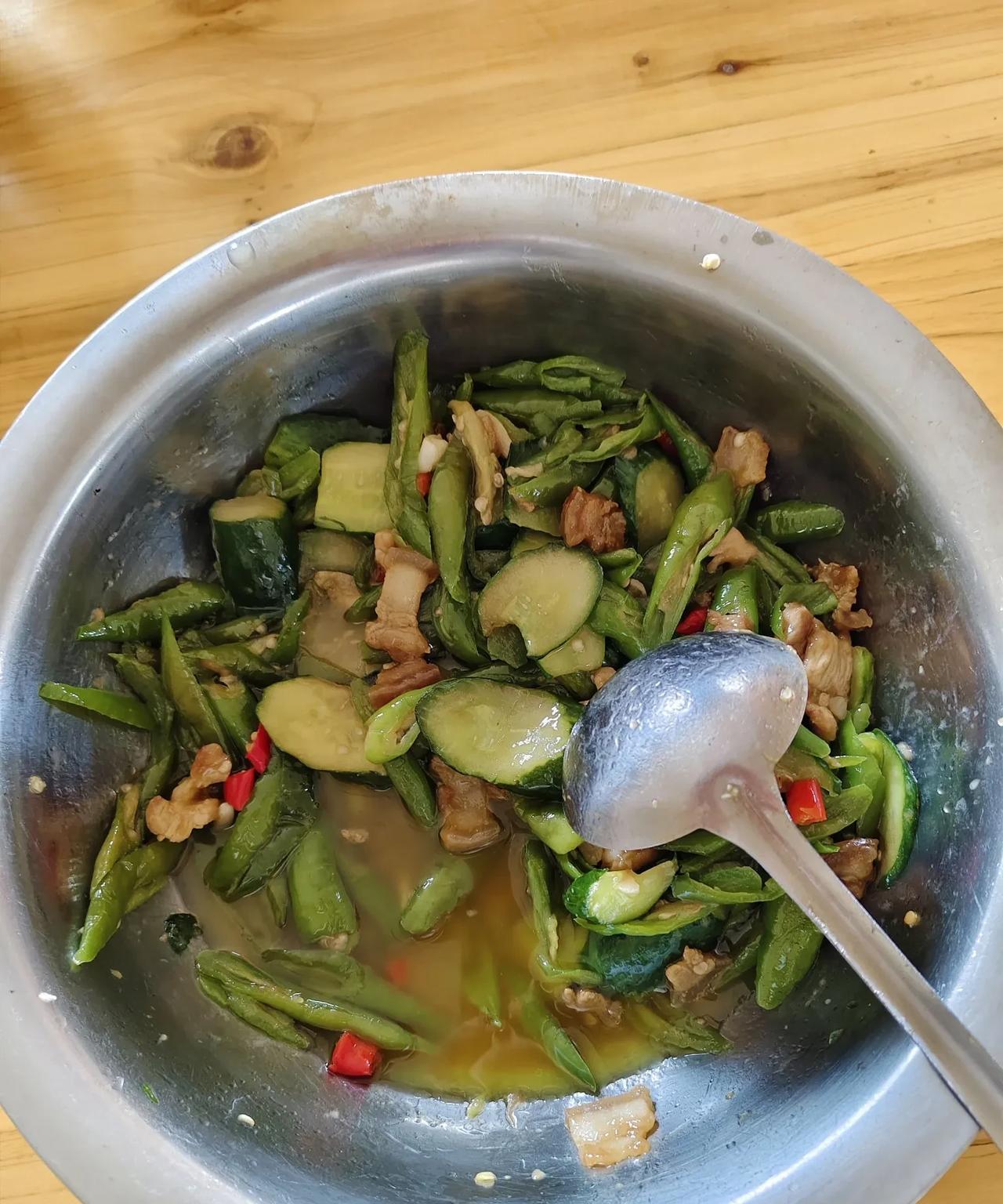 我们公司的食堂阿姨，实在让我不知道怎么说了，想想吧，突然又觉得想笑。
今天上午，