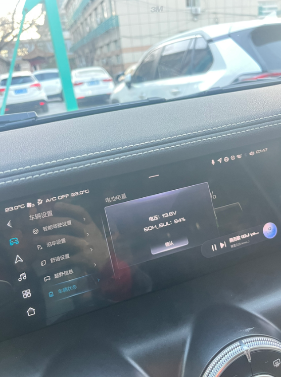 新车不至于吧？
放一天一宿就掉14%的电，啥都没开，放了四天直接掉50%的电。可