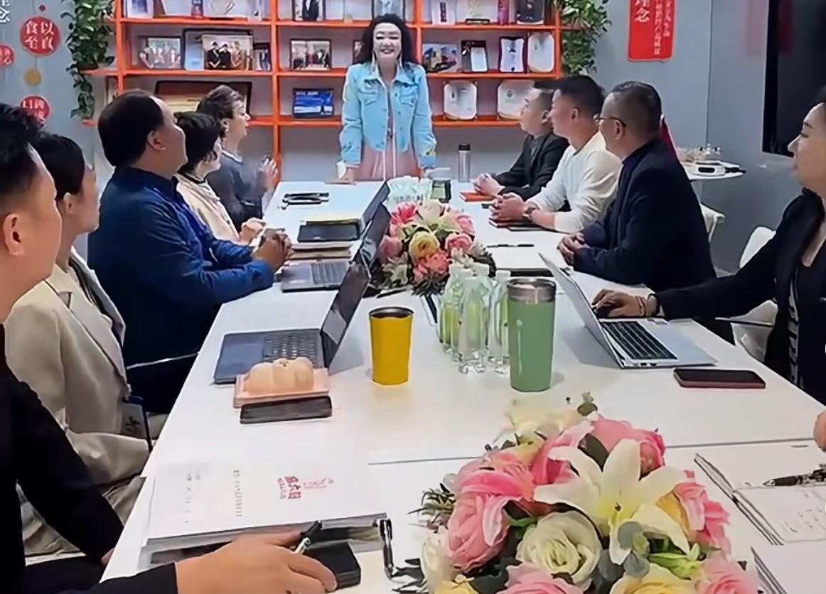 张兰果然来给安总、平总、洋洋汇报工作了[捂脸]
昨天张兰直播的时候，被一个网友问