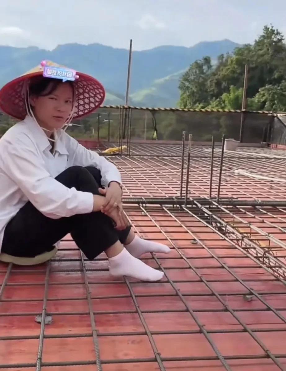 小陈直播里，小梅一脸不高兴。网友追问才知道，她肠胃不好，今天去医院做了肠胃镜，正