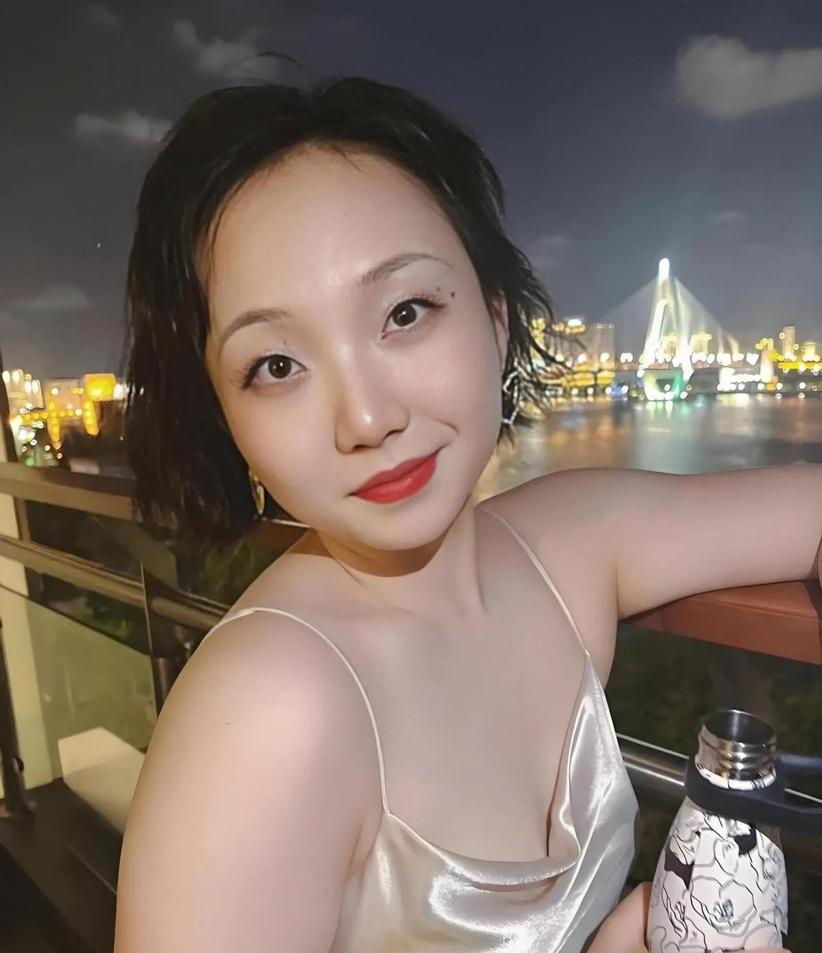 《六姊妹》收官后复盘，谁也没想到在一众实力派演员中杀出重围的竟是辣目洋子。
奚美