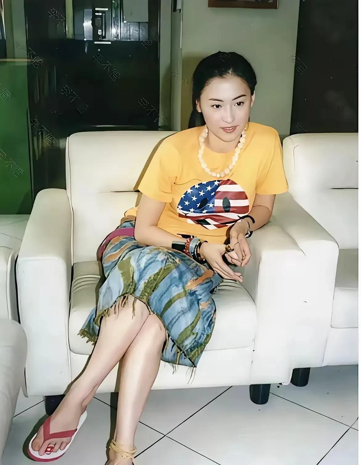 18岁的张柏芝，那清纯模样简直绝了！在她第一部作品经典片段里，坐在海边吹着微风，