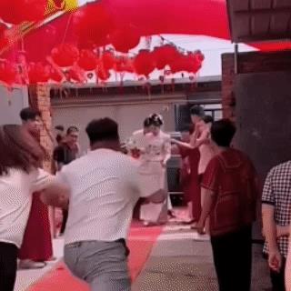 婚礼上惊现令人炸裂的一幕，新娘当场愤怒至极，哪来的疯狗啊！
精致的妆容，庄重的发